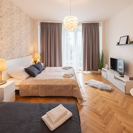 Luxury Apartment In Prime Location Prag Exteriör bild
