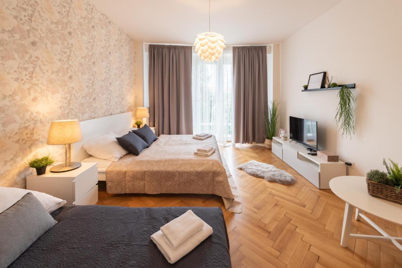 Luxury Apartment In Prime Location Prag Exteriör bild