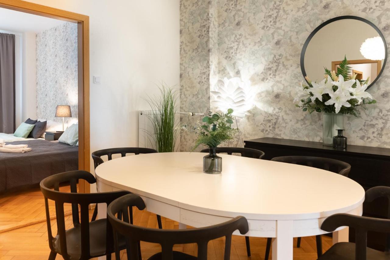 Luxury Apartment In Prime Location Prag Exteriör bild