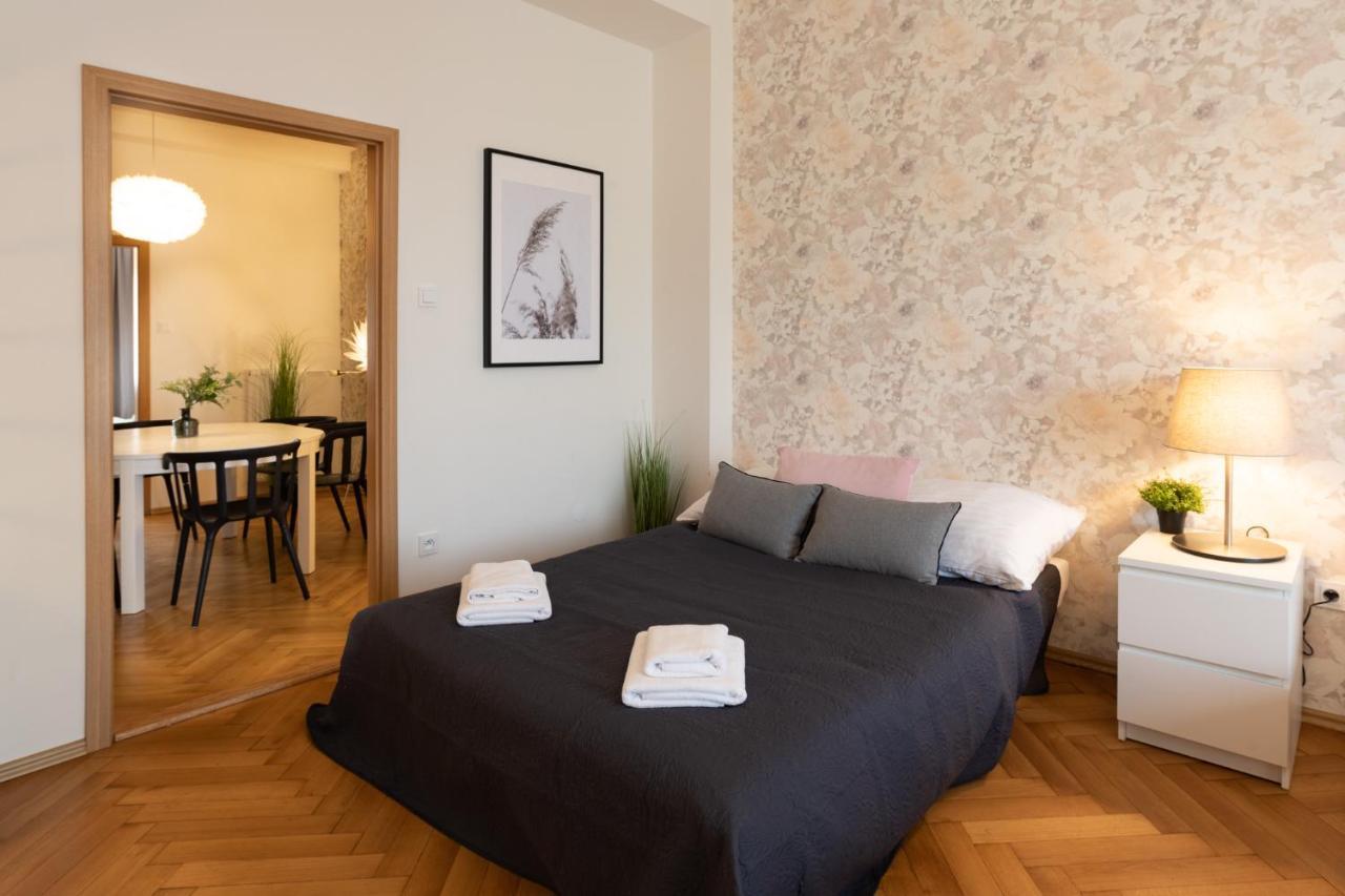 Luxury Apartment In Prime Location Prag Exteriör bild