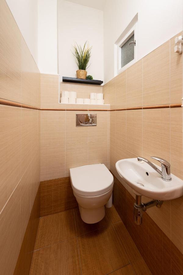 Luxury Apartment In Prime Location Prag Exteriör bild
