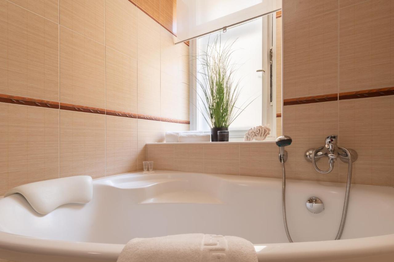 Luxury Apartment In Prime Location Prag Exteriör bild